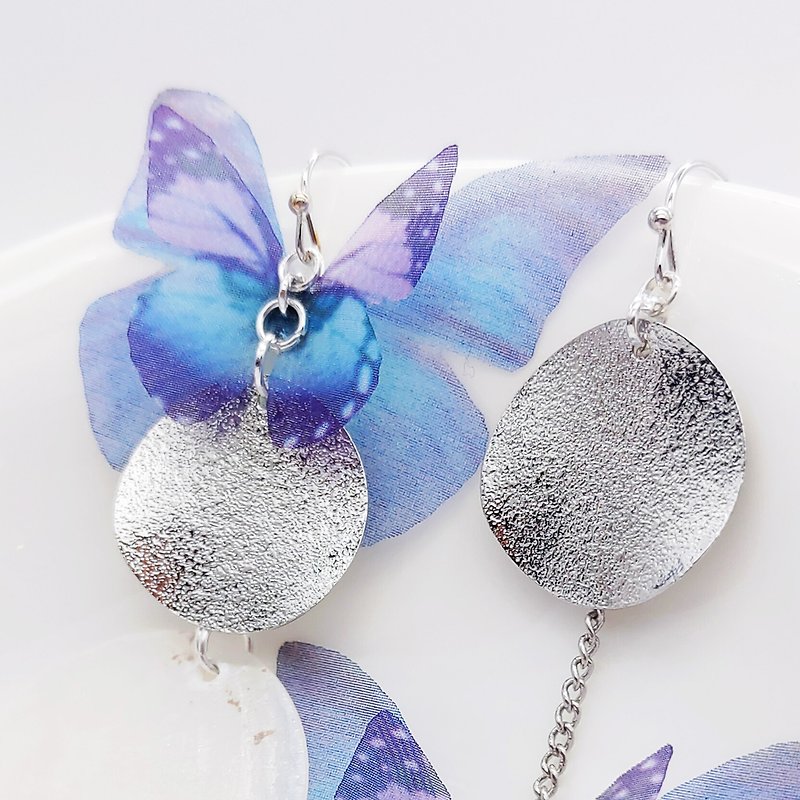 Daqian design blue purple 2 layer tulle butterfly natural mirror shell asymmetrical earrings / clip lovers - Earrings & Clip-ons - Cotton & Hemp Blue