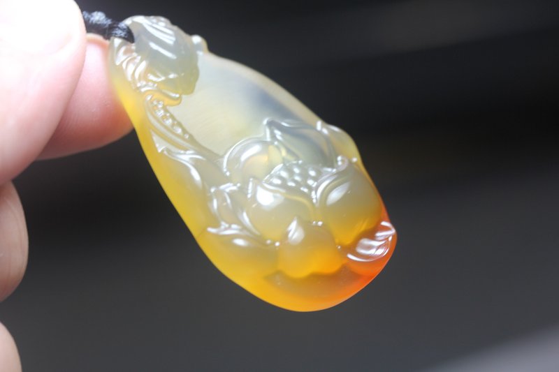 【荷花】天然北紅瑪瑙 掛件 蓮蓬吊飾 項鏈 蓮花毛衣鏈 設計 - 項鍊 - 玉石 黃色