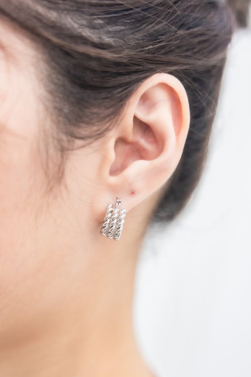 麻花圈圈型耳環 銀色 - 耳環/耳夾/耳骨夾 - 純銀 銀色