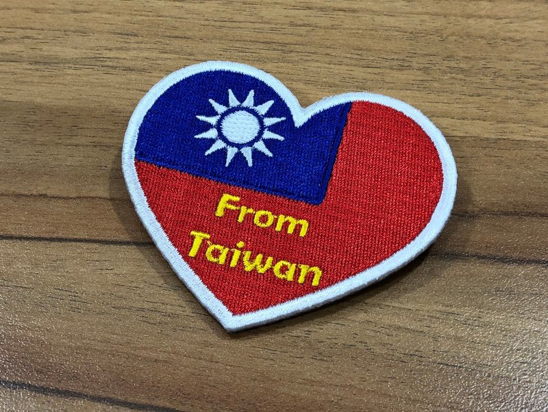 [Fabric Embroidery Pins] Come on Heart Taiwan - Badges & Pins - Thread Multicolor