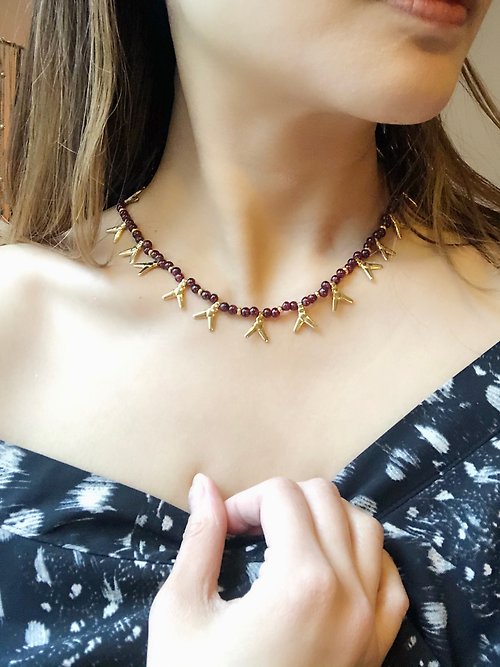 BOITE LAQUE Vintage Mulberry Garnet Beads & Charm Necklace