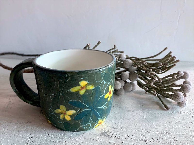 Green leaf yellow flower clover pot_ceramic mug - Mugs - Pottery Green