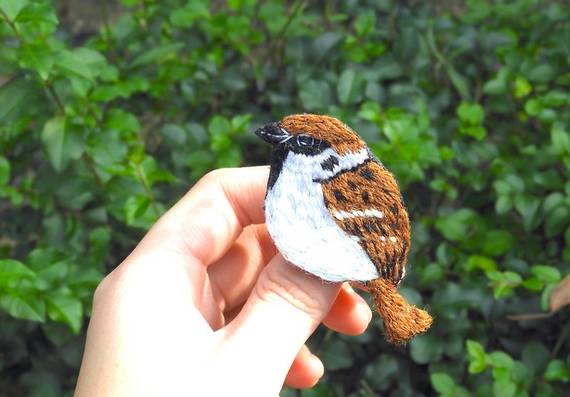 Wool series tree sparrow wild bird embroidery brooch - Brooches - Thread Brown