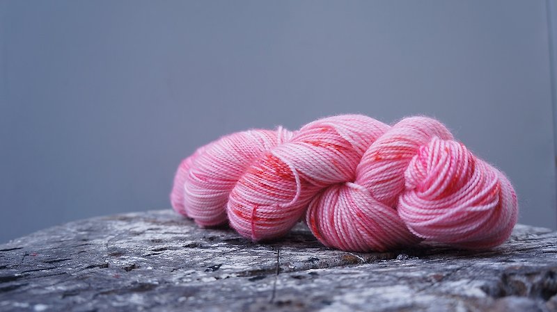 Hand dyed thread. pink explosion - เย็บปัก/ถักทอ/ใยขนแกะ - ขนแกะ สึชมพู