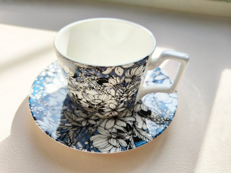 Romantic flower shadow bone china coffee cup and saucer set blue English brunch tea cup birthday gift housewarming gift - แก้วมัค/แก้วกาแฟ - เครื่องลายคราม สีน้ำเงิน