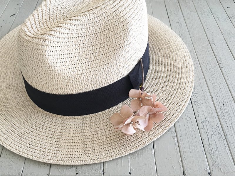 Hydrangea branch brooch. (Pink) - เข็มกลัด - ผ้าฝ้าย/ผ้าลินิน สึชมพู