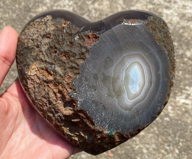 巨大なハート型水晶クラスター