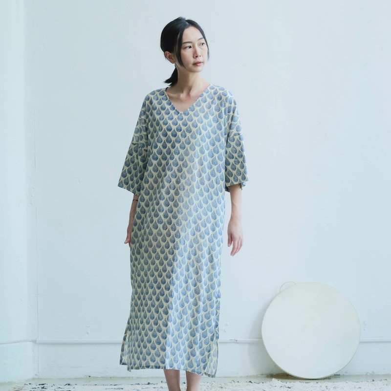 OMAKE V領口袋長洋裝 / 巴里紗 蓋染藍羽 - 洋裝/連身裙 - 棉．麻 藍色