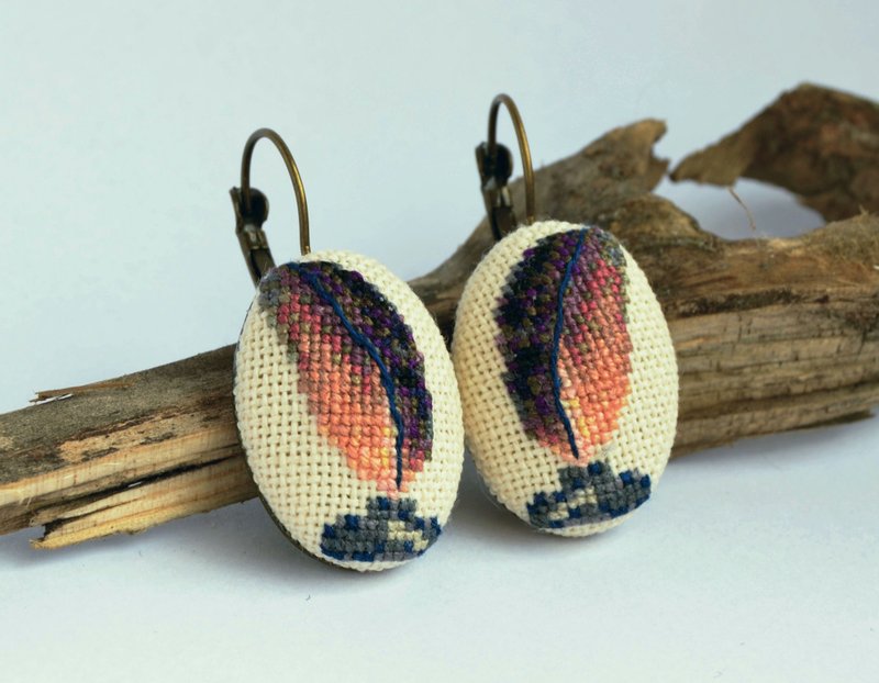 黑色羽毛吊墜刺繡耳環現代十字繡首飾手工布藝女士禮物 - 耳環/耳夾/耳骨夾 - 繡線 黑色