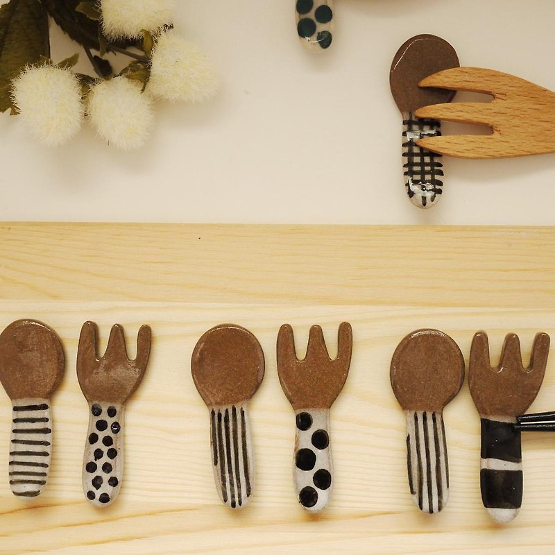 Spoon and fork chopstick rest [black] / spoon and fork Cutlery rest [black] - ตะเกียบ - ดินเผา สีดำ