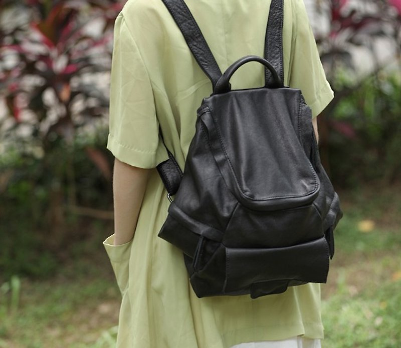U-shaped zipper multi-layered three-dimensional backpack - กระเป๋าเป้สะพายหลัง - หนังแท้ สีดำ
