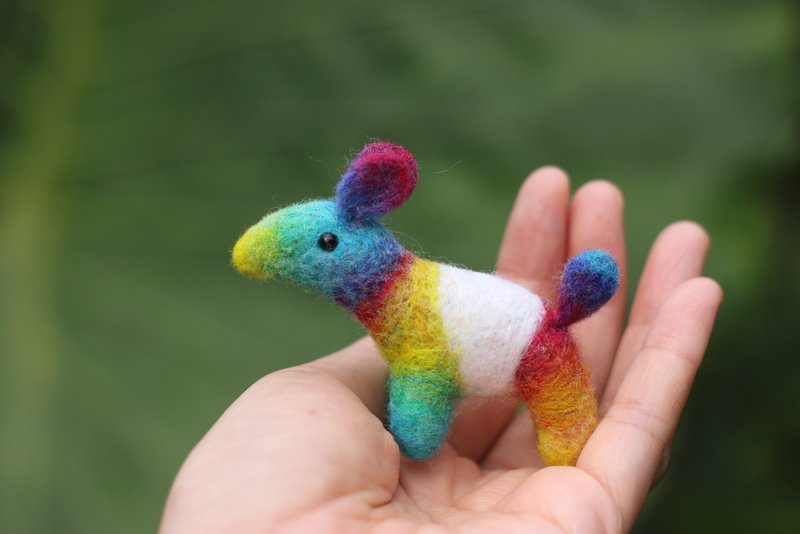 Brightly colored miniature Malayan tapirs are available for immediate bidding. - ของวางตกแต่ง - ขนแกะ หลากหลายสี