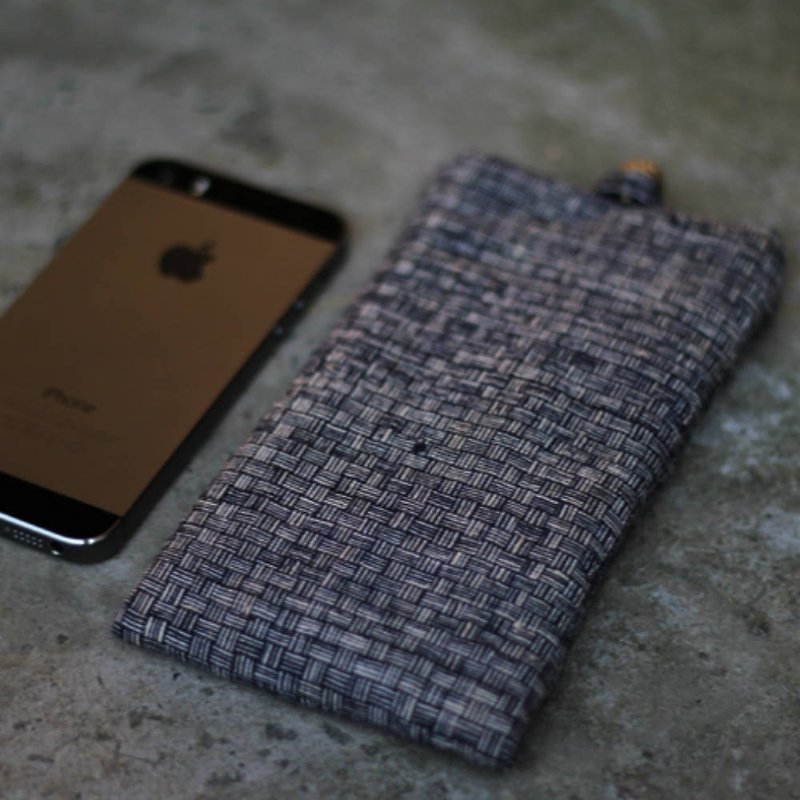 Grey reed mobile phone bag for Apple iPhone Plus old cloth homespun cotton quilted anti-fall storage bag - เคส/ซองมือถือ - ผ้าฝ้าย/ผ้าลินิน สีเทา