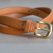 植物タンニンなめしの革ベルトを手縫いで手作り革製品を作る