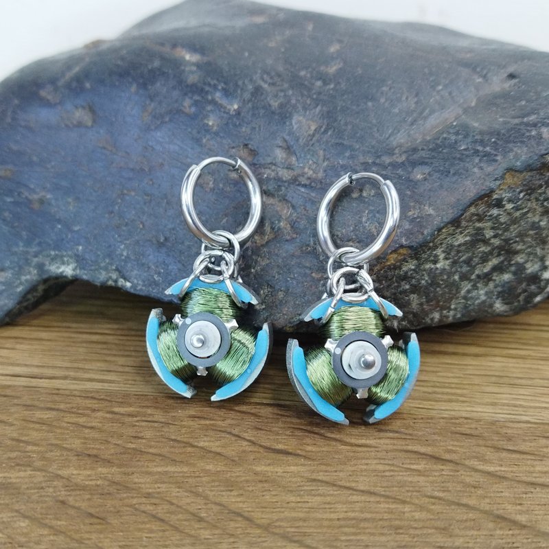 適合極客的科幻耳環。 回收的 Huggie 圈形賽博朋克耳環。 - 耳環/耳夾/耳骨夾 - 其他金屬 綠色