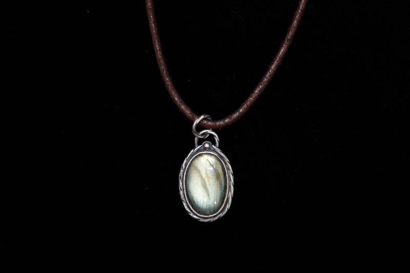 เครื่องเพชรพลอย สร้อยคอ หลากหลายสี - 【Series of Crystal】Labradorite silver pendant - Baroque (a tiny flaw)