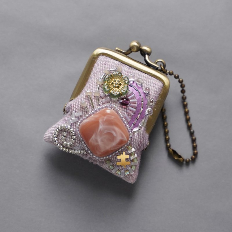 ネックレスにも、バッグチャームにも、小さな小さなビーズ刺繍のがま口 64 パープル　ガーゼ　アクセサリーケース - 吊飾/掛飾 - 其他材質 紫色