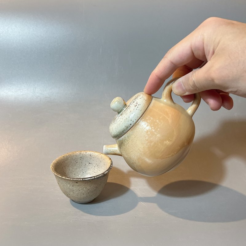 柴燒瓷土重落灰正把茶壺  / 小平凡手作 - 茶壺/茶杯/茶具 - 陶 
