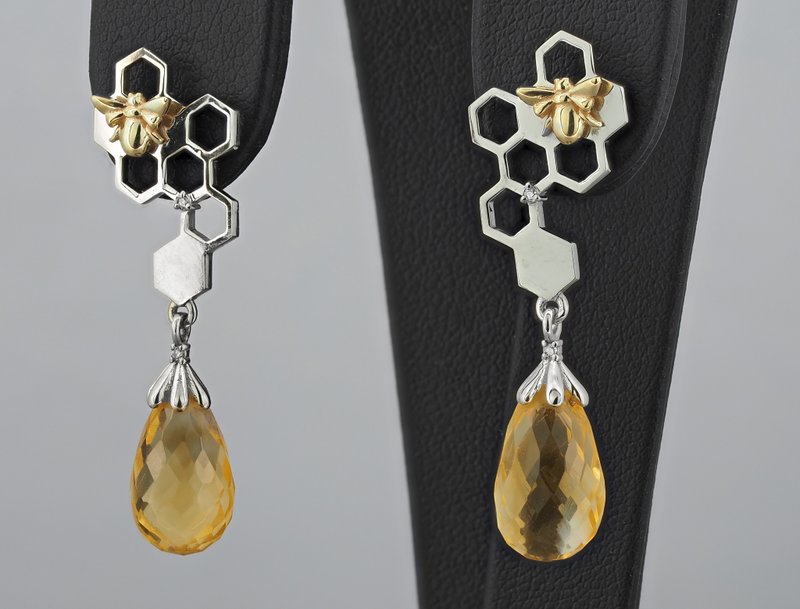Bee on honeycomb 14k gold earrings studs with citrines briolettes - 耳環/耳夾/耳骨夾 - 貴金屬 橘色