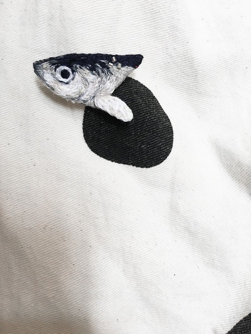 #01 魚-沙丁脂眼鲱: 手工刺繡胸針 - 胸針/心口針 - 繡線 