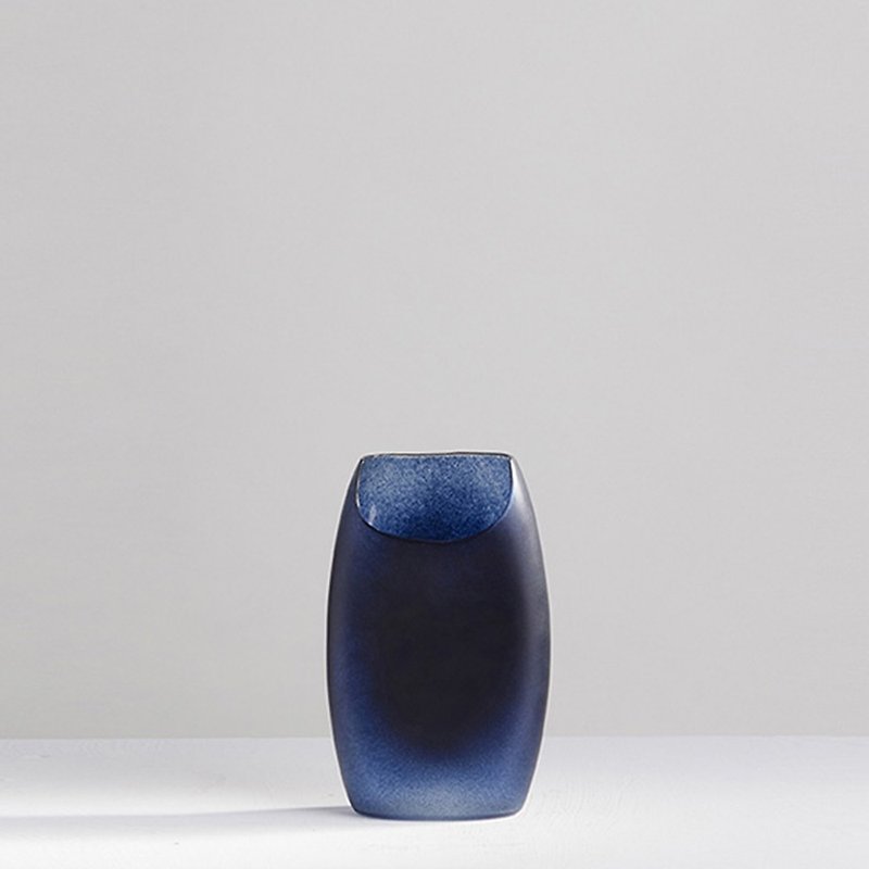 【3,co】玻璃月型口扁平花器(8號) - 藍 - 花瓶/花器 - 玻璃 藍色