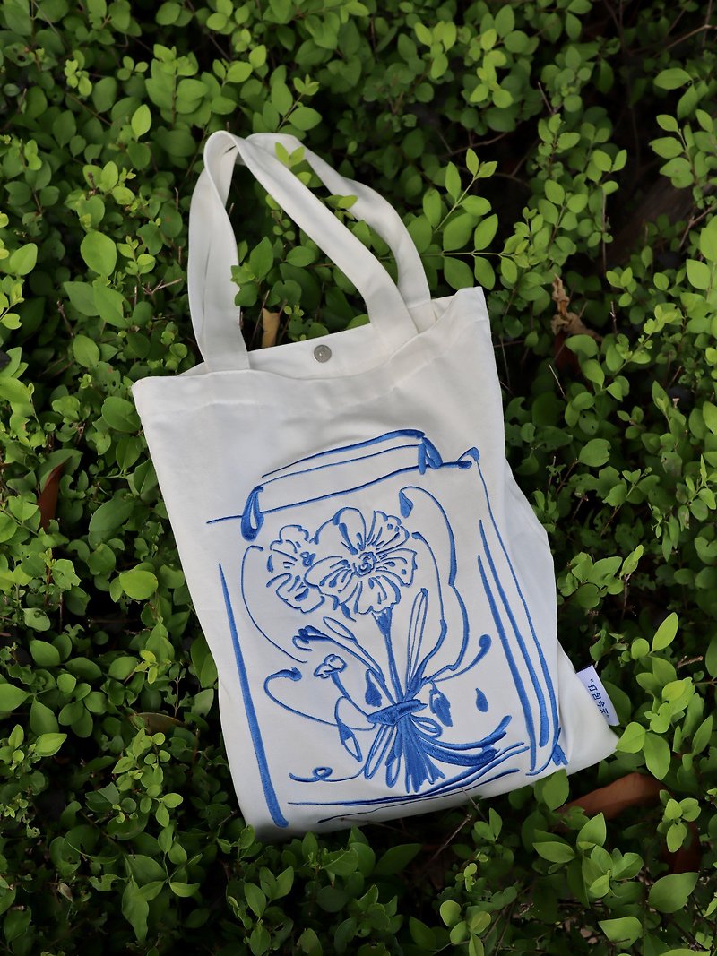 藍色花束 布袋小眾繡花包 環保單肩包插畫購物袋休閒 - 側背包/斜孭袋 - 其他材質 白色