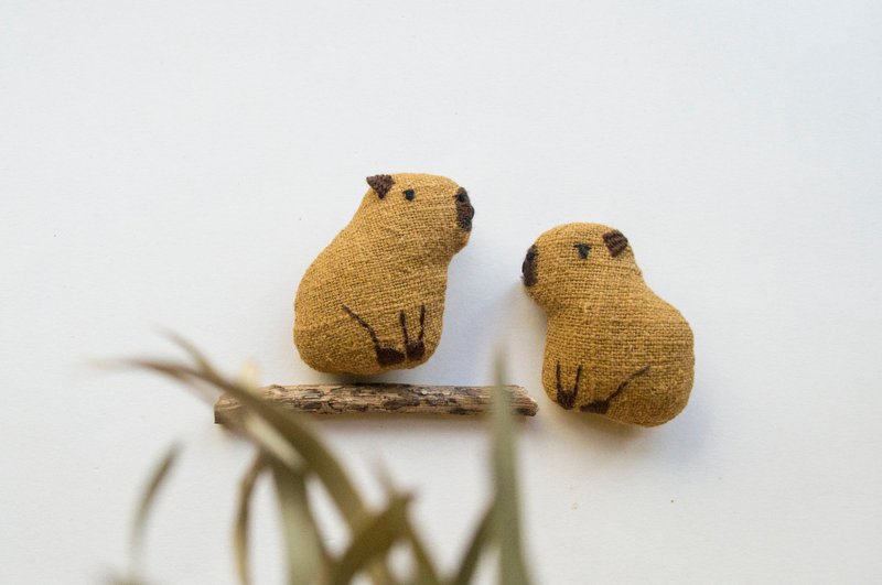 水豚胸針 Capybara embroidered brooch pin - 胸針 - 棉．麻 卡其色