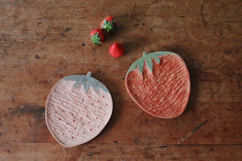 Pre-order/carved strawberry wooden plate-Miki/Danxue/いちご - จานและถาด - ไม้ สีแดง