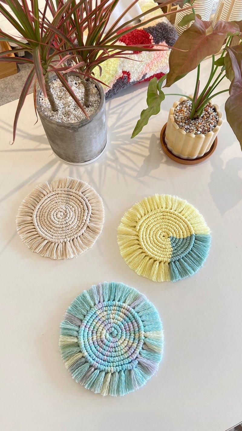 Macrame French Weaving - Beginner's Round Coaster Experience Course (Cultural Coins Can Be Used) - เย็บปักถักร้อย/ใยขนแกะ/ผ้า - ผ้าฝ้าย/ผ้าลินิน 