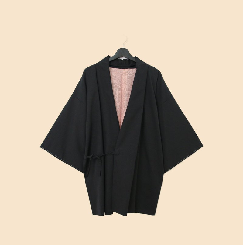 Back to Green-Japan brings back Haori plain black strap/vintage kimono - เสื้อแจ็คเก็ต - ผ้าไหม 