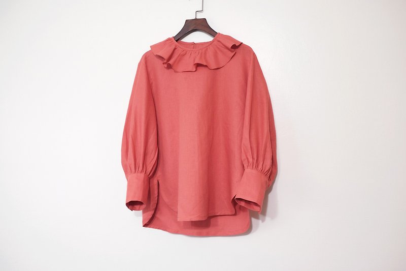 [In stock] Long-sleeved top with swishing collar/orange red Linen - Women's Tops - Cotton & Hemp Red