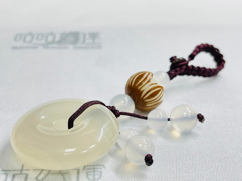 The white jade key ring with Ping An contains consecrated light to ward off evil spirits, transform evil spirits, bring good luck, and gather wealth and good luck. - Keychains - Jade 