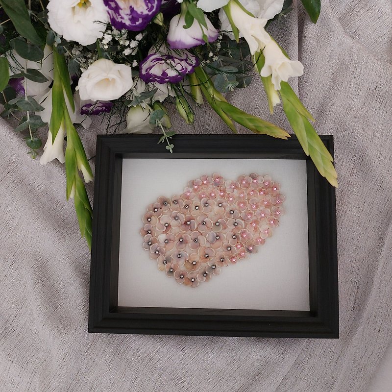 Two hearts in a frame. Wall art. Two hearts made of shells and beads. Gift. - 壁貼/牆壁裝飾 - 其他材質 白色