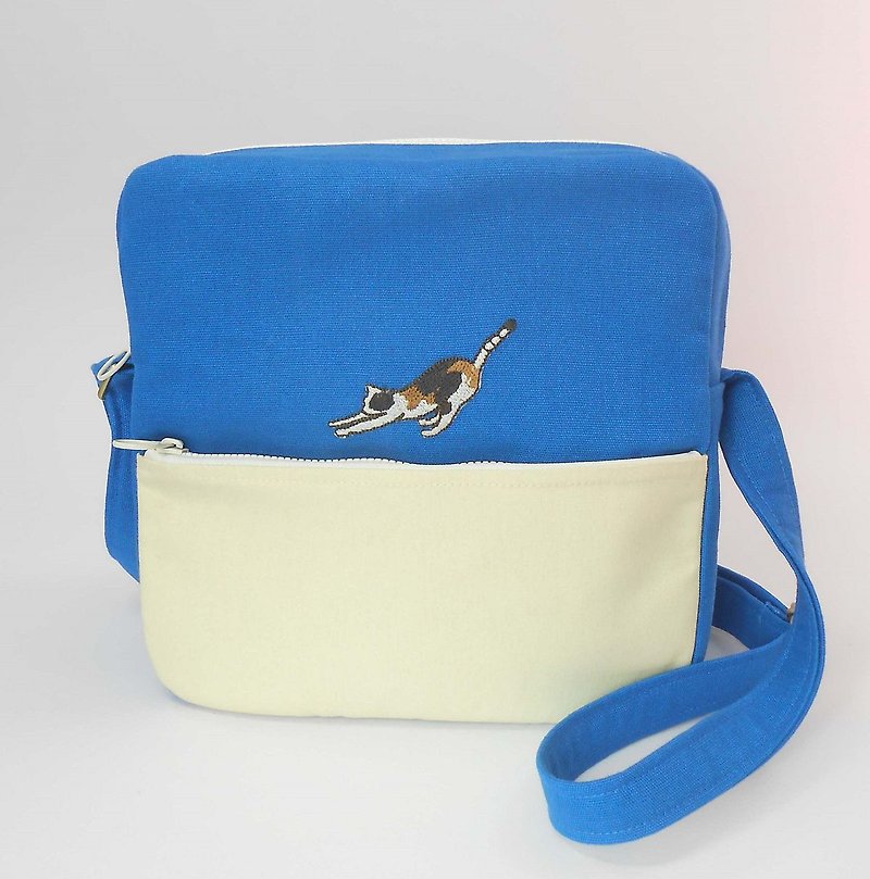Embroidered cross-back tofu bag 03-sapphire blue x beige - กระเป๋าแมสเซนเจอร์ - ผ้าฝ้าย/ผ้าลินิน สีน้ำเงิน