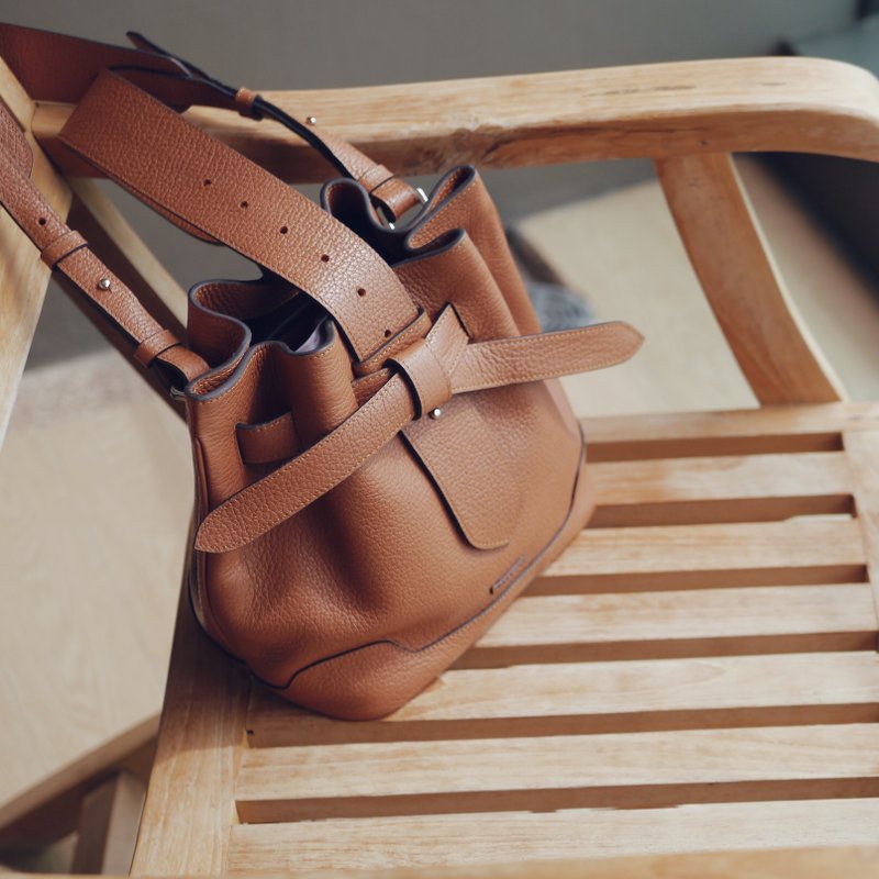 Amor bracelet bucket bag in gold - 手提包/手提袋 - 真皮 咖啡色
