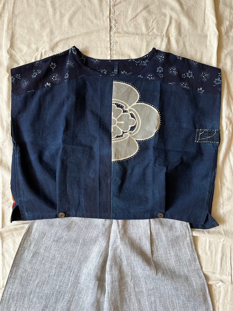 Japanese ancient cloth indigo-dyed kapok family pattern top - Women's Tops - Cotton & Hemp Blue