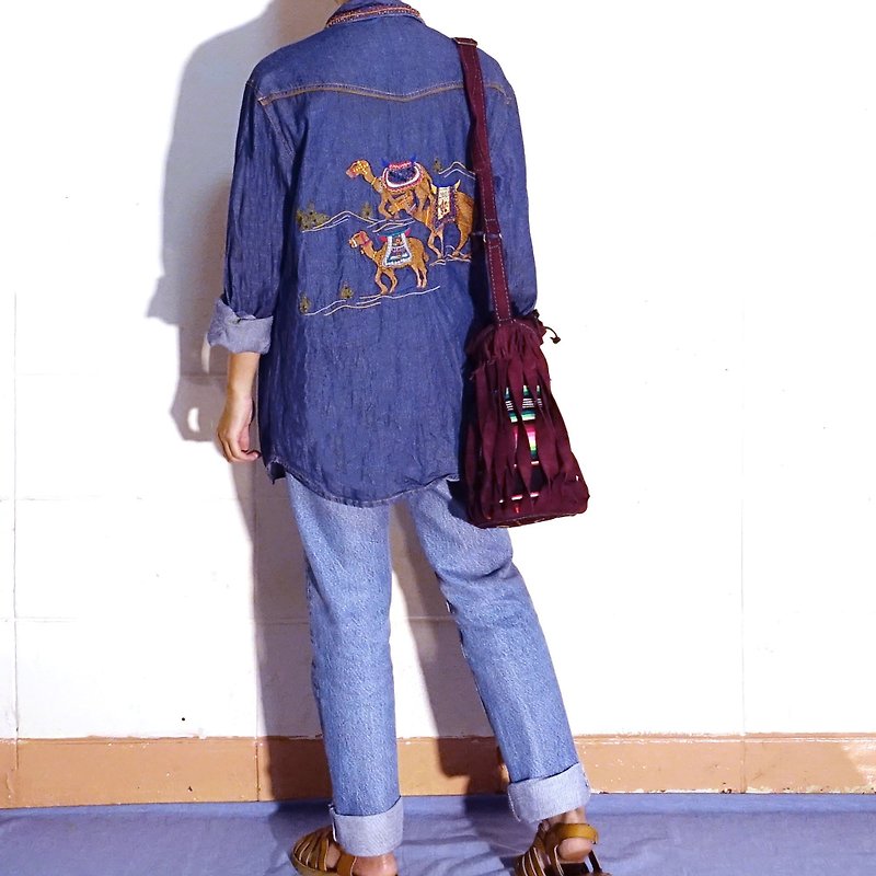 BajuTua / Vintage / Desert camel beaded embroidery neutral tannin shirt / jacket (embroidered camel denim shirt) - เสื้อเชิ้ตผู้หญิง - ผ้าฝ้าย/ผ้าลินิน สีน้ำเงิน