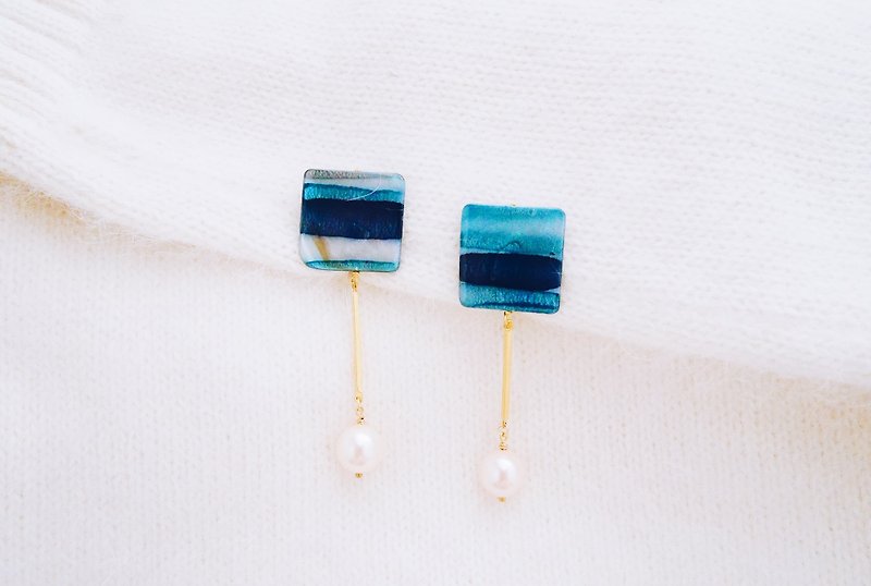 Mystery - Square deep blue gradient pearl earrings - ต่างหู - โลหะ สีน้ำเงิน