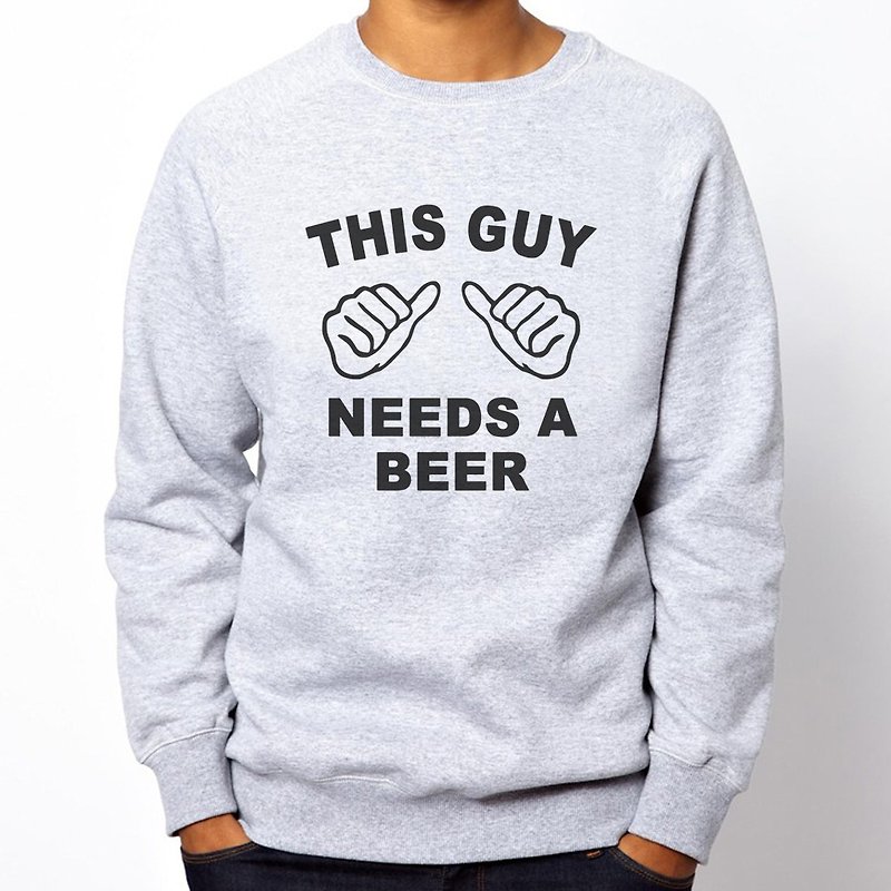 THIS GUY NEEDS BEER gray sweatshirt - เสื้อยืดผู้ชาย - ผ้าฝ้าย/ผ้าลินิน สีเทา