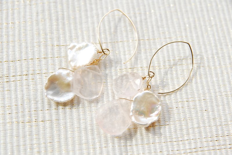 Rough Rock Rose Quartz and Keshipearl Petal Earrings 14kgf - Earrings & Clip-ons - Gemstone Pink