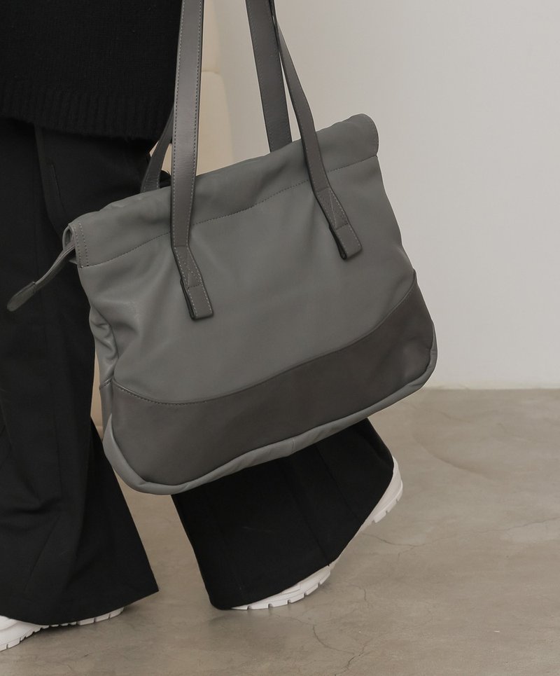 Calfskin Gathered Stretch Colorblock Detail Tote Gray - กระเป๋าถือ - หนังแท้ สีเทา