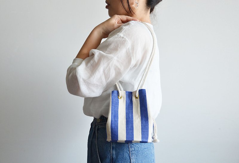 Limited quantity European Linen blue stripe pochette marine bag - กระเป๋าแมสเซนเจอร์ - ผ้าฝ้าย/ผ้าลินิน สีน้ำเงิน