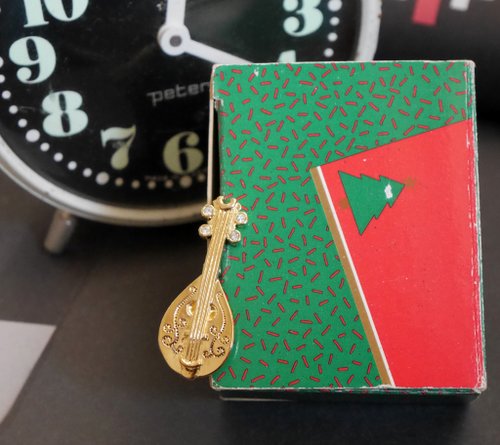 金銀寶貝 古董金色樂器演奏會曼陀鈴別針領帶針AVON 1990年 B2193
