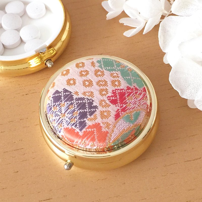 Pillbox with Japanese Traditional pattern, Kimono - Gold - Gold Brocade - กล่องเก็บของ - โลหะ สีน้ำเงิน