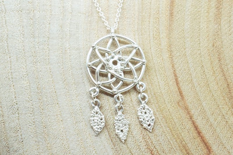 :: Sussurro hand. Silver ornaments :: Dreamcatcher Dreamcatcher Necklace - 925 Silver / necklace pendant / 18 inches - สร้อยคอ - โลหะ สีเงิน