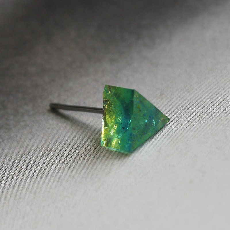 Triangle Earrings ▽ 431 / Blue in Green ▽ Single Stud  /  transparent resin / glitter - ต่างหู - พลาสติก สีเขียว