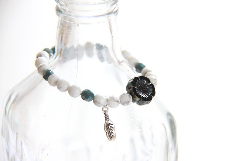 Fashion Energy Jewelry Collection - Bai Wenshi Handmade Glass Bead Bracelet / Howlite & Black - Bracelets - Gemstone White