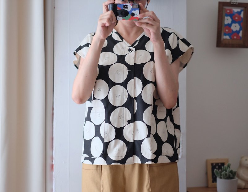 Japanese style short sleeve sleeve shirt Haguro fruit - Women's Tops - Cotton & Hemp Black