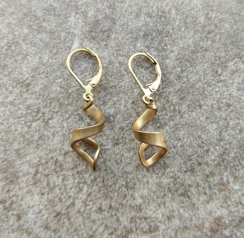 Brass swirl earrings - ต่างหู - โลหะ 