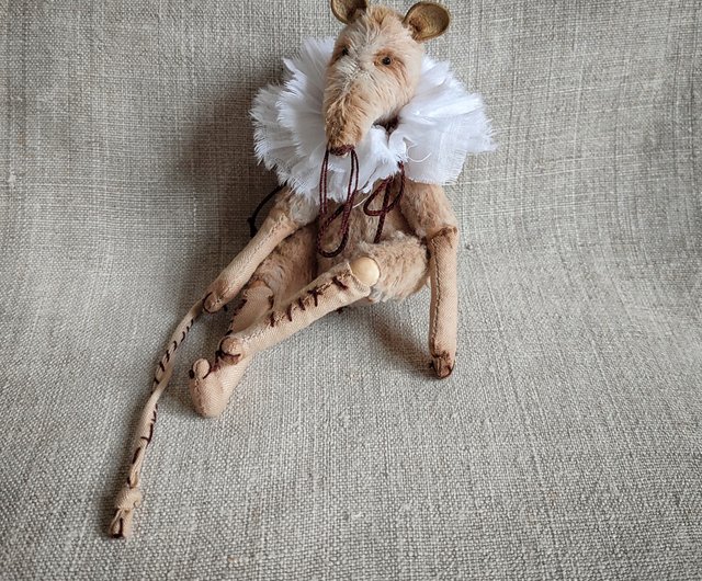 不気味なネズミ。ベージュのネズミ人形。ゴシックラットの置物。手作り